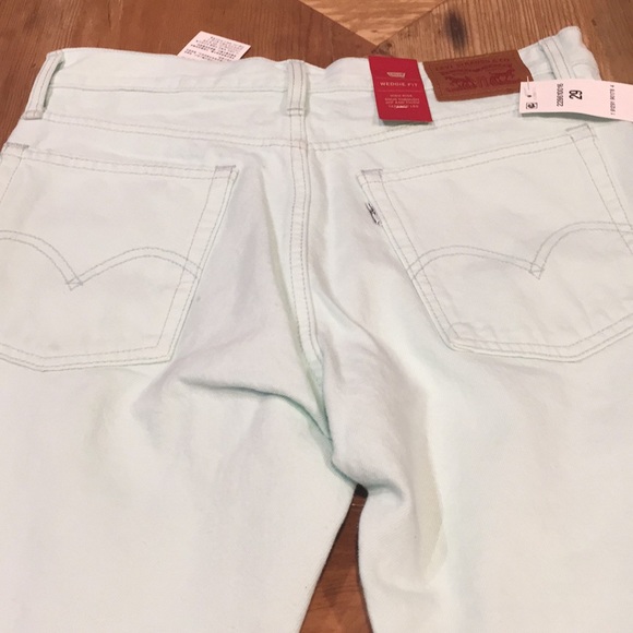 NEW Levi’s Women’s High Rise Cropped Jeans - Picture 5 of 9